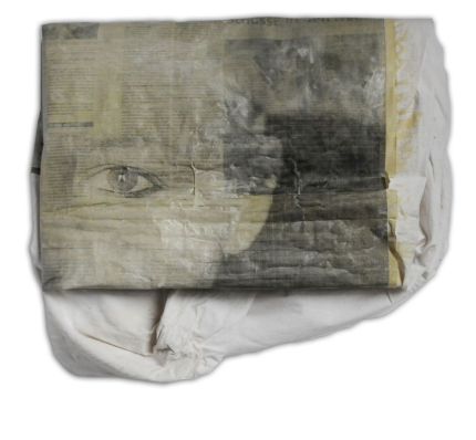 Hanne Horn-o.T.-Fotoplastik Zeitung Stoff 40x50x6 cm 2009